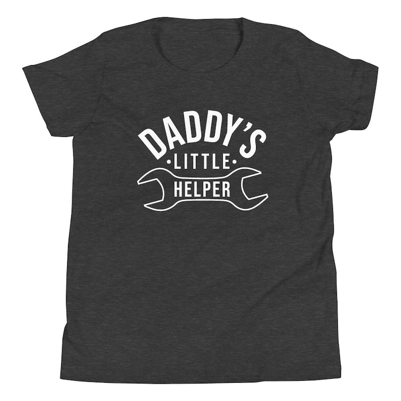 K&ouml;nnte beinhalten: Dunkelgraues T-Shirt f&uuml;r Jugendliche mit wei&szlig;em Text "Daddy's Little Helper" und einer Schraubenschl&uuml;sselgrafik.