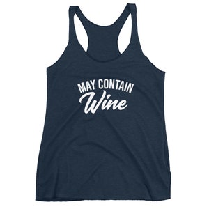 Pu&ograve; includere: Un top a spalline blu navy con la scritta "MAY CONTAIN Wine" in bianco.