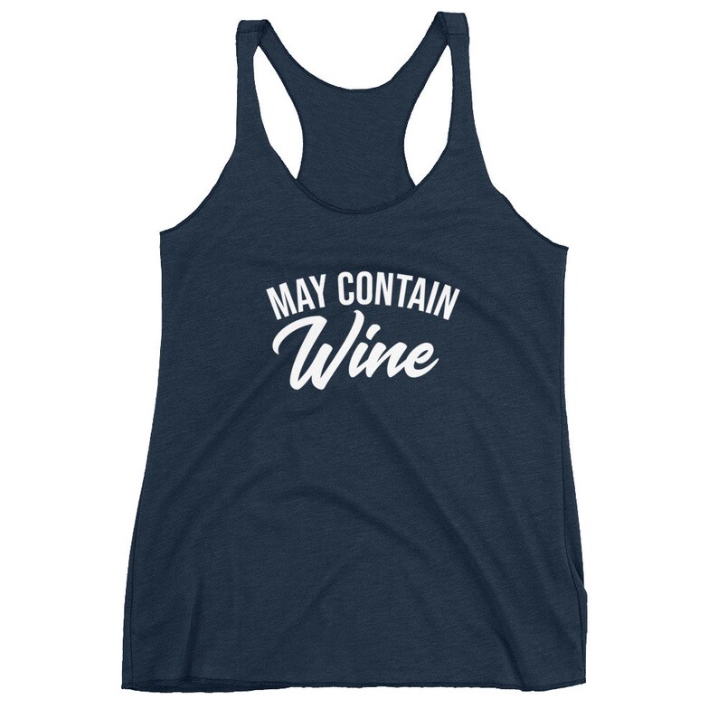 Pu&ograve; includere: Un top a spalline blu navy con la scritta "MAY CONTAIN Wine" in bianco.
