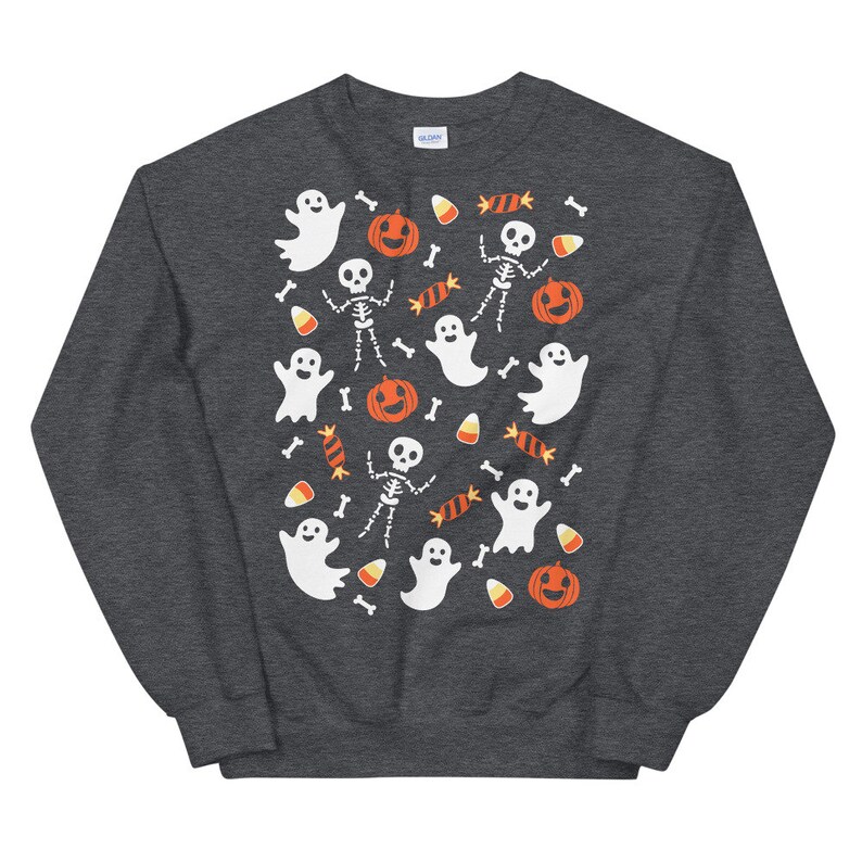 K&ouml;nnte beinhalten: Ein dunkelgrauer Pullover mit einem Halloween-Motiv. Das Muster zeigt wei&szlig;e Geister, Skelette, K&uuml;rbisse und Maisbonbons.