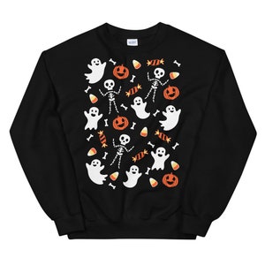 K&ouml;nnte beinhalten: Schwarzer Pullover mit einem Halloween-Muster mit Geistern, Skeletten, K&uuml;rbissen und Maisbonbons.