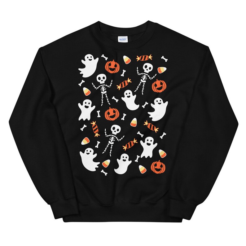 K&ouml;nnte beinhalten: Schwarzer Pullover mit einem Halloween-Muster mit Geistern, Skeletten, K&uuml;rbissen und Maisbonbons.