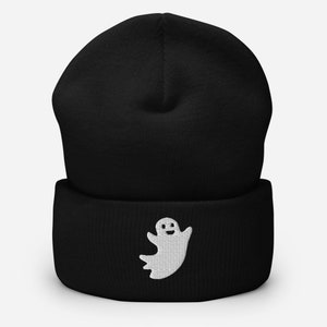 Puede incluir: Gorro negro con un dise&ntilde;o de fantasma bordado en blanco. El fantasma tiene una cara sonriente.