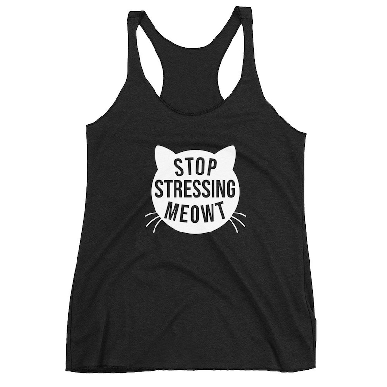 Może przedstawiać: Czarny top na ramiączkach z nadrukiem białej twarzy kota i tekstem "STOP STRESSING MEOWT".