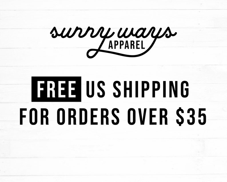 K&ouml;nnte beinhalten: Kostenloser Versand in die USA f&uuml;r Bestellungen &uuml;ber 35 $. Sunny Ways Apparel Logo mit wei&szlig;em Hintergrund.