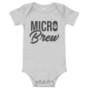 K&ouml;nnte beinhalten: Ein grauer Baby-Strampler mit dem Text "MICRO Brew" in Schwarz und einer stilisierten Hopfengrafik.