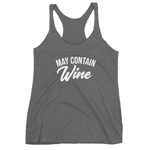 Pu&ograve; includere: Canotta grigia con la scritta "MAY CONTAIN Wine" in bianco.