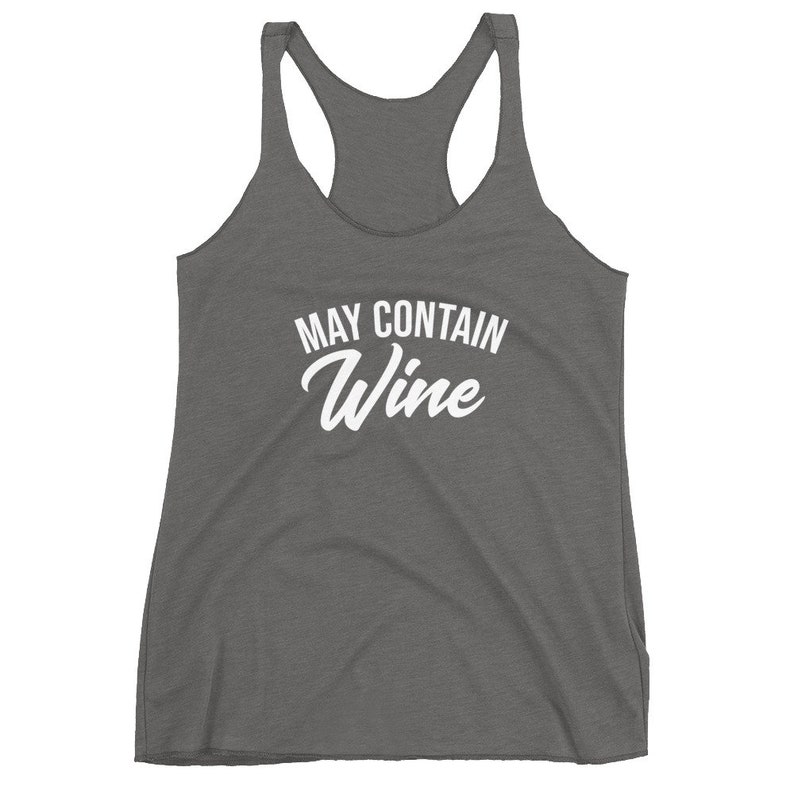 Pu&ograve; includere: Canotta grigia con la scritta "MAY CONTAIN Wine" in bianco.