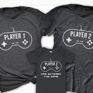 Speler 3 is het spel binnengegaan, speler 1 speler 2 speler 3 rompertje, bijpassend familieshirt, babyaankondiging, babynerd, gamer-ouders