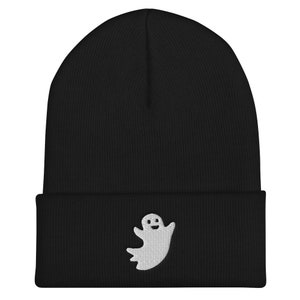 Puede incluir: Gorro negro con un dise&ntilde;o de fantasma bordado en blanco. El fantasma tiene una cara sonriente.