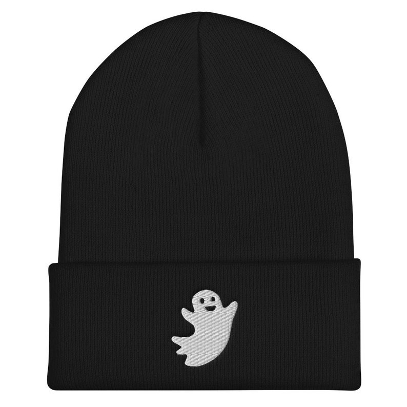 Puede incluir: Gorro negro con un dise&ntilde;o de fantasma bordado en blanco. El fantasma tiene una cara sonriente.