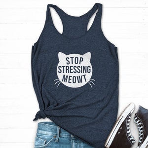 Może przedstawiać: Granatowy top na ramiączkach z białym nadrukiem kota i tekstem "STOP STRESSING MEOWT".