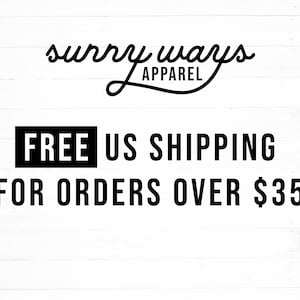 Pu&ograve; includere: Spedizione gratuita negli Stati Uniti per ordini superiori a $35. Logo Sunny Ways Apparel su sfondo bianco.