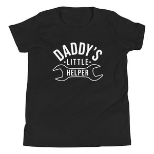 K&ouml;nnte beinhalten: Schwarzes T-Shirt f&uuml;r Kinder mit wei&szlig;em Text "Daddy's Little Helper" und einer Schraubenschl&uuml;sselgrafik.