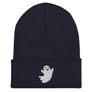 Puede incluir: Un gorro azul marino con un dise&ntilde;o de fantasma bordado en blanco. El fantasma tiene una cara sonriente.