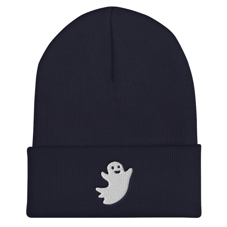 Puede incluir: Un gorro azul marino con un dise&ntilde;o de fantasma bordado en blanco. El fantasma tiene una cara sonriente.