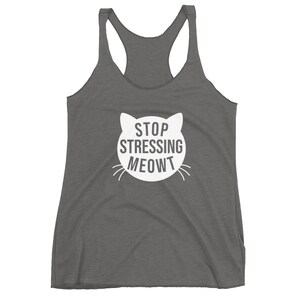 Może przedstawiać: Szary top na ramiączkach z białym nadrukiem twarzy kota i tekstem "STOP STRESSING MEOWT".