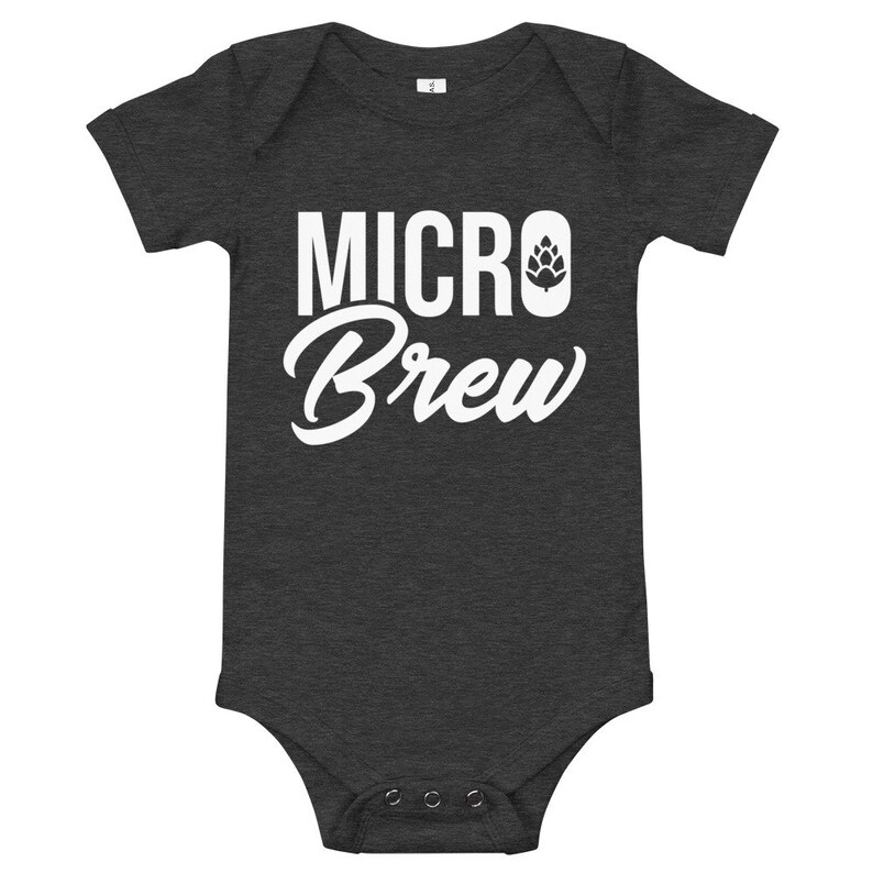K&ouml;nnte beinhalten: Ein dunkelgrauer Baby-Strampler mit wei&szlig;em Text, der "MICRO Brew" lautet, und einer wei&szlig;en Hopfengrafik.