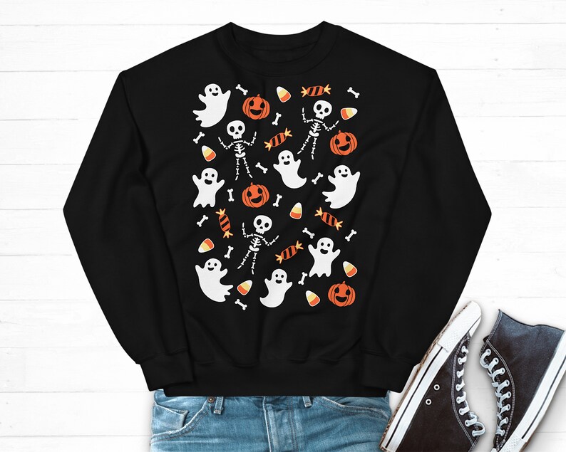 K&ouml;nnte beinhalten: Schwarzer Pullover mit einem Halloween-Motiv mit Geistern, Skeletten, Mais und K&uuml;rbissen.
