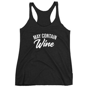 Pu&ograve; includere: Canotta nera a spalline con la scritta "MAY CONTAIN Wine" in bianco.