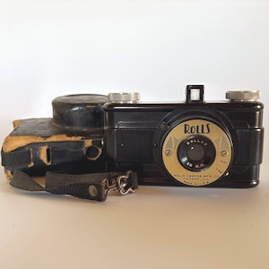 Vintage Rolls Bakelit-Kamera aus den 1930er Jahren mit Originaletui und -riemen | Chicago Art Deco 127 Filmkamera | Provenienz: Handschriftlicher Besitzername
