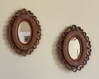 Para zabytkowych owalnych luster HOMCO, dekoracja ścienna z imitacji rattanu z lat 70. XX wieku, zestaw małych luster MCM Boho Syroco w kolorze złoto-brązowym, wyprodukowano w USA