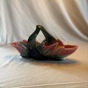 Vintage Hull Pottery bloempot in roze en mauve met poinsettia-motief | Grote 31,75 cm keramische bloemstuk in mid-century stijl | Kunstkeramiek uit de VS