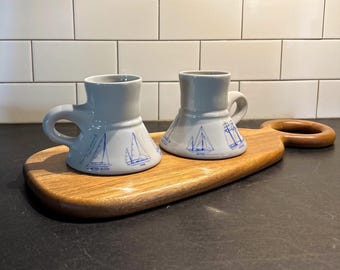 Coppia di tazze da yachting vintage, in pessime condizioni – Tazze da caffè in gres nautico, realizzate in California – Decorazione per cabina di barca a vela o goletta costiera