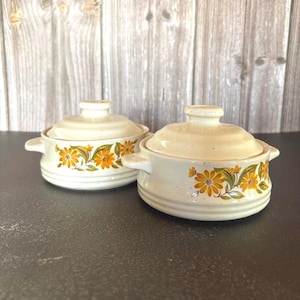 Vintage Capri Stoneware Covered Casserole Set (Pair) | Retro Floral Daisy Bakeware, 5" Individual Dishes