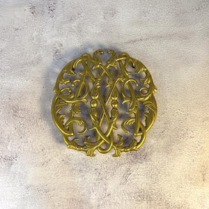 Vintage Colonial Williamsburg Mässingsunderlägg CW Cypher Monogram 1950 Copyright 6 Tums Hot Pad Stand Virginia Metalcrafters Traditionell Dekor