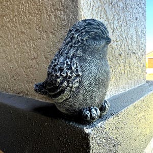 Concrete Bird Statue – Rustic Garden Decor, 4.5”, Handcrafted Cement Songbird Ornament for Porch, Patio, or Outdoor Display,