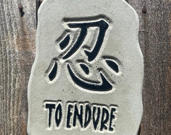 Symbole To Endure, plaque de jardin, 10" x 7" x 3/4", décor béton, tremplin, jardin japonais, kanji, caractères chinois, jardin zen