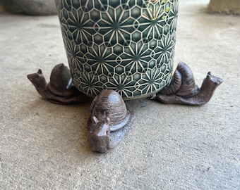 Snail, Pot Feet, set of 3 or 4, Snail Garden, Plant Pot Feet, Pot Risers, Pot Decor, Garden Decor, Concrete Garden, Planter Feet, 3.5"x2"x1"