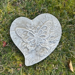 Butterfly garden, heart shape stepping stone, Gardening gift, Garden Decoration, Garden Gifts, 12&quot;x11&quot;, Garden Art, Concrete Step Stone