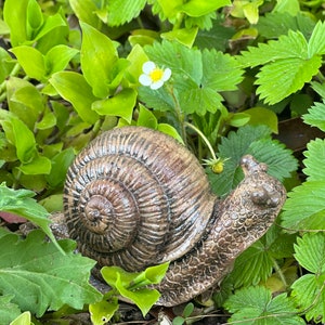 Concrete Snail Statue – Garden Snail Figurine for Outdoor Decor, Fairy Garden, or Pond – Whimsical Cement Garden Art, 4.5”x3”x2.5”
