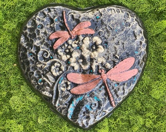 Cœur de libellule, tremplin, 8,75 x 8 x 3/4 po., fête des mères, cadeau de l'amour, pierre de jardin, art concret, jardin de libellules, cadeau de libellule