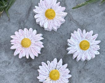 Concrete Daisy Garden Decor Set of 4, Flower Sculpture, Outdoor Yard Art, Cement Flower Decor, Patio Garden Gift, Cottage Garden, Handmade