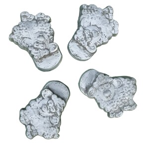 Puede incluir: Cuatro adornos de hormig&oacute;n gris con forma de personaje de dibujos animados con barba y sombrero. Los adornos est&aacute;n dispuestos en c&iacute;rculo sobre un fondo blanco.