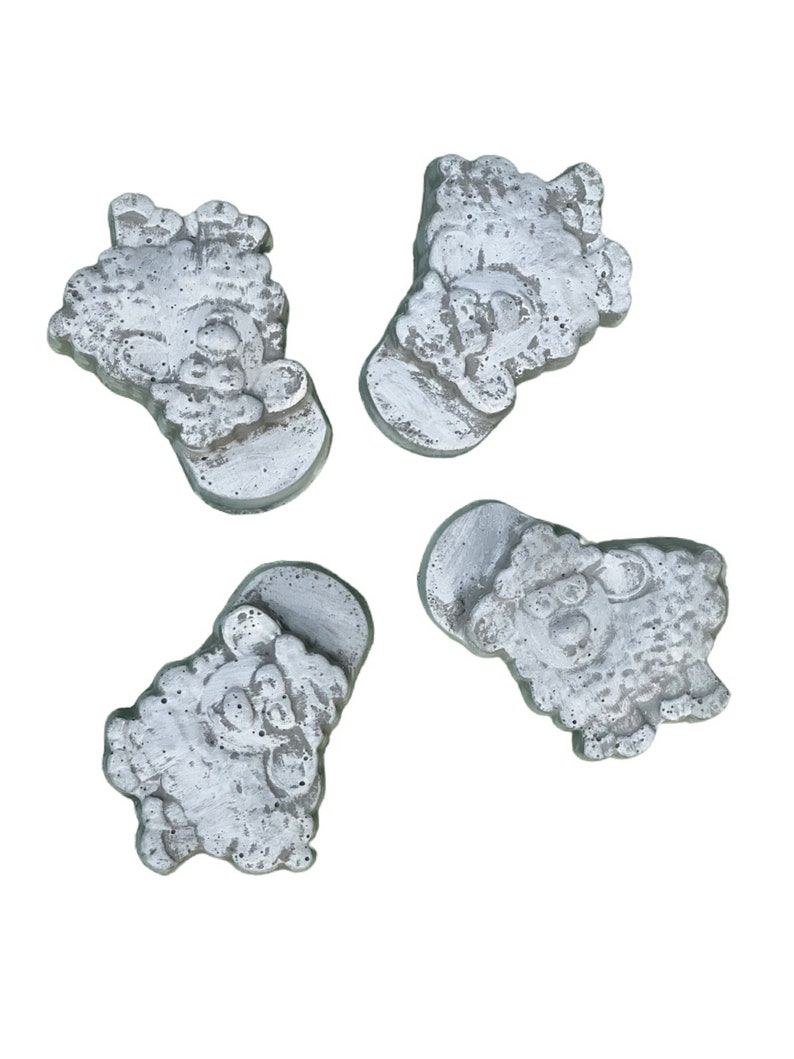 Puede incluir: Cuatro adornos de hormig&oacute;n gris con forma de personaje de dibujos animados con barba y sombrero. Los adornos est&aacute;n dispuestos en c&iacute;rculo sobre un fondo blanco.