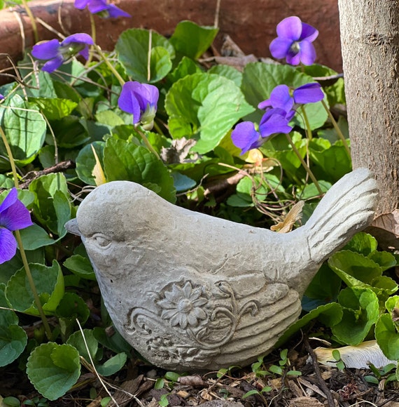 Estatua De Jardín Con Pájaros Decorativos.