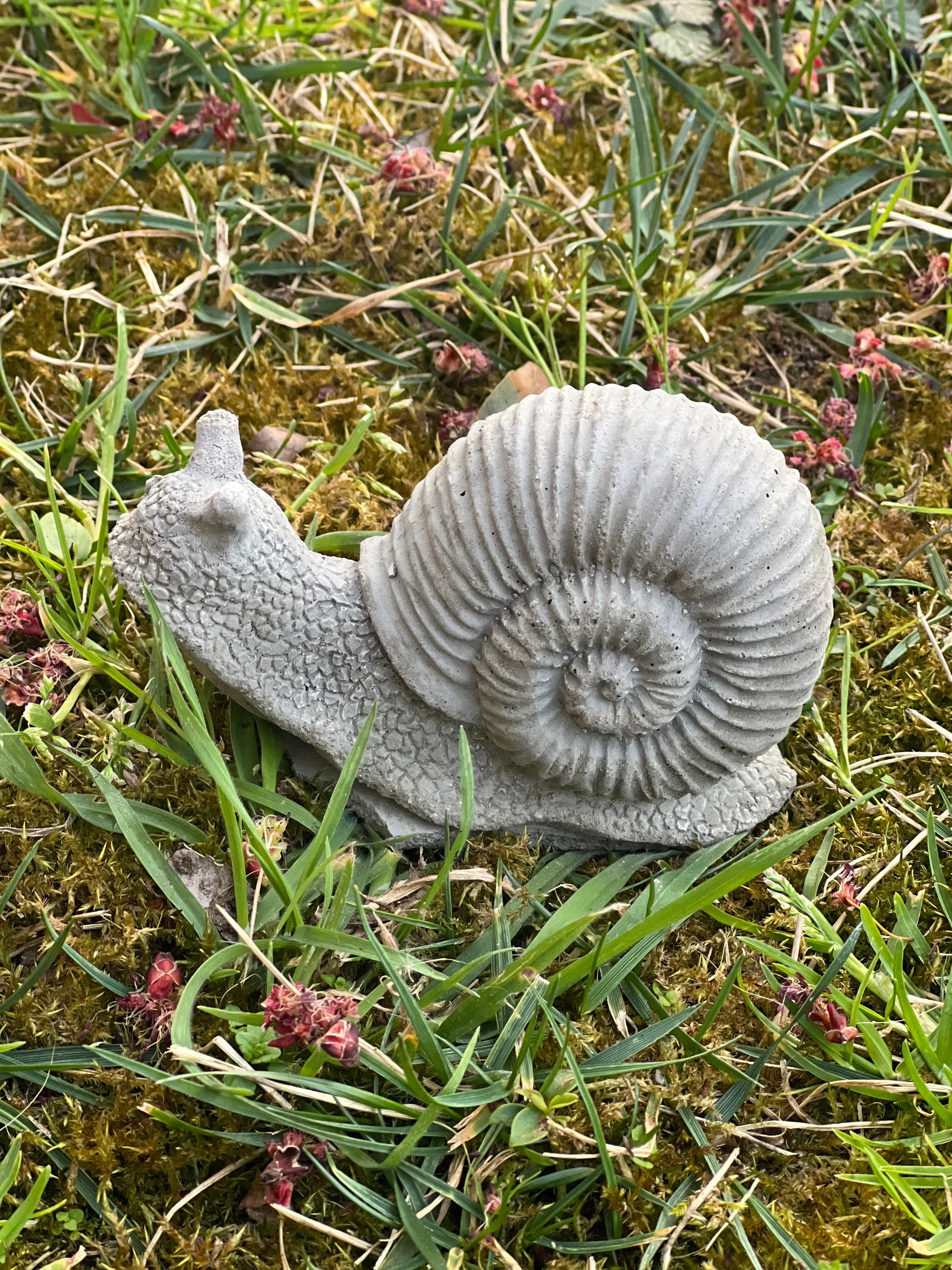 Snail as garden decoration Banque de photographies et d'images à