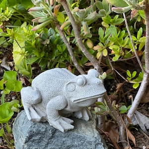 Garden Frog, Concrete Garden Statue, Toad Figure, Cement Outdoor Frog Figurines, Cement Frog Sculptures, Cast Stone Frogs Figurines,