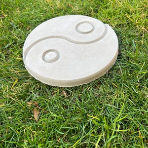 Balance, symbole Yin Yang, tremplin, 9 x 3/4 po., symbole taijitu, jardin japonais, oeuvre d'art de jardin, caractères chinois, jardin zen, béton image 3