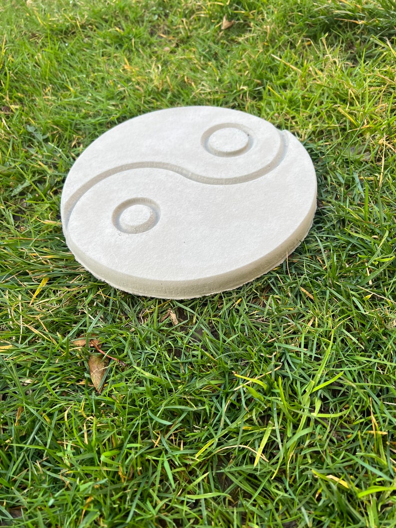 Balance, symbole Yin Yang, tremplin, 9 x 3/4 po., symbole taijitu, jardin japonais, oeuvre d'art de jardin, caractères chinois, jardin zen, béton image 3