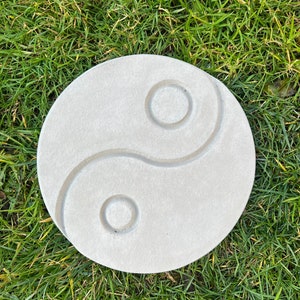 Balance, symbole Yin Yang, tremplin, 9 x 3/4 po., symbole taijitu, jardin japonais, oeuvre d'art de jardin, caractères chinois, jardin zen, béton image 2