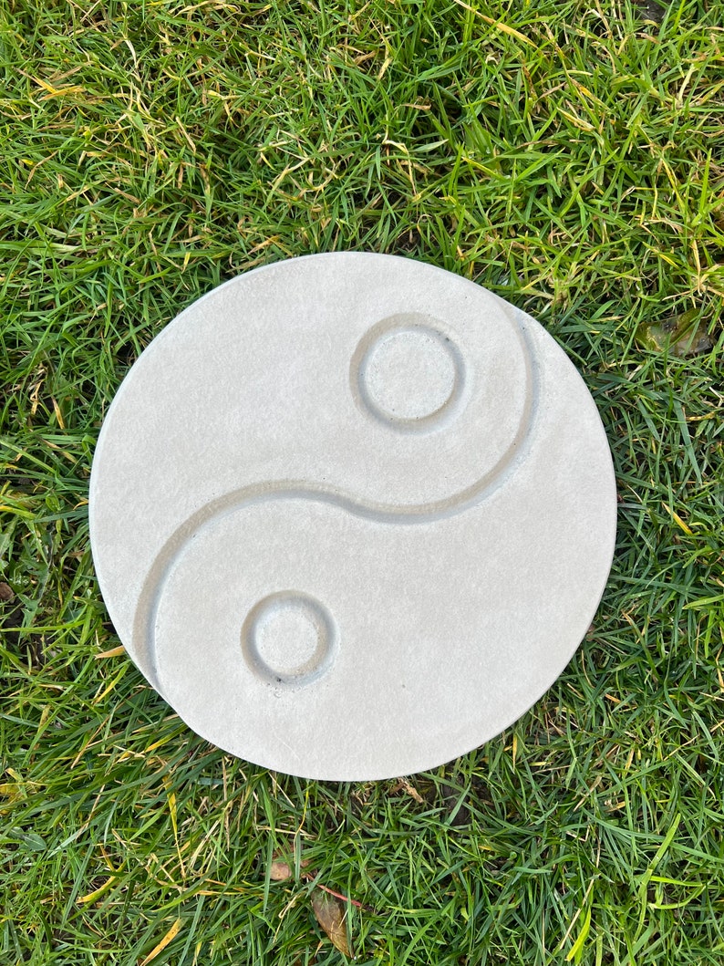 Balance, symbole Yin Yang, tremplin, 9 x 3/4 po., symbole taijitu, jardin japonais, oeuvre d'art de jardin, caractères chinois, jardin zen, béton image 2