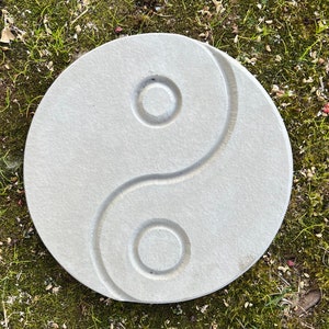 Balance, symbole Yin Yang, tremplin, 9 x 3/4 po., symbole taijitu, jardin japonais, oeuvre d'art de jardin, caractères chinois, jardin zen, béton image 1