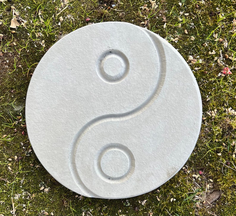Balance, symbole Yin Yang, tremplin, 9 x 3/4 po., symbole taijitu, jardin japonais, oeuvre d'art de jardin, caractères chinois, jardin zen, béton image 1