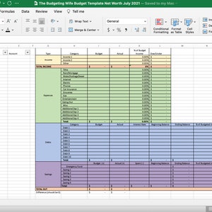 Pode incluir: Uma folha de c&aacute;lculo com um esquema de cores verde, azul e roxo. A folha de c&aacute;lculo &eacute; intitulada "The Budgeting Wife Budget Template Net Worth July 2021". A folha de c&aacute;lculo tem colunas para "Tipo", "Categoria", "Or&ccedil;amento", "Real", "% da Renda Or&ccedil;amentada" e "Trimestre/Ano".