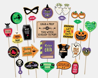 Op de afbeelding: Een set van 20 Halloween-fotobooth-rekwisieten met verschillende afbeeldingen en tekst, waaronder een heks, een spook, een pompoen, een flesje met toverdrank en een babypakje. De rekwisieten zijn gedrukt op karton en bevestigd aan houten stokjes.